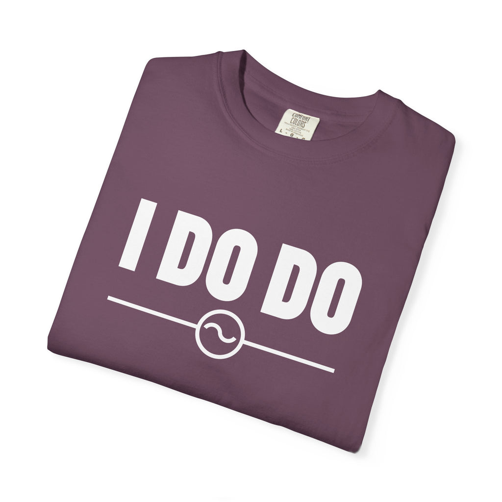 I DO DO ALTERNATING CURRENTS SYMBOL:  Humorous Unisex T-Shirt for Welders and Electricians, Perfect as a gift or for branding and promotion.